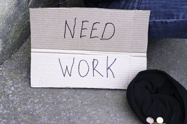 Nezaměstnaný Muž Sedící Zemi Držící Kartónovou Ceduli Třeba Pracovat Vedle — Stock fotografie