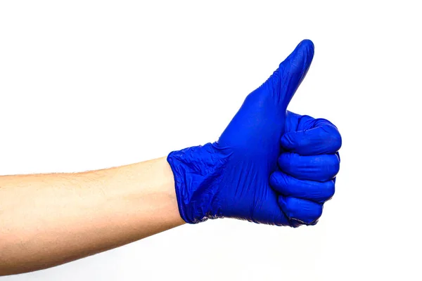 Hand in blauem Gummi-OP-Schutzhandschuh auf weißem Hintergrund Hand zur Faust geballt Daumen nach oben — Stockfoto