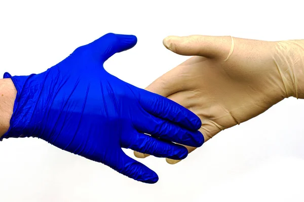 Händedruck Zweier Hände Hygienischen Schutzhandschuhen Unterschiedlicher Farben Auf Weißem Hintergrund — Stockfoto
