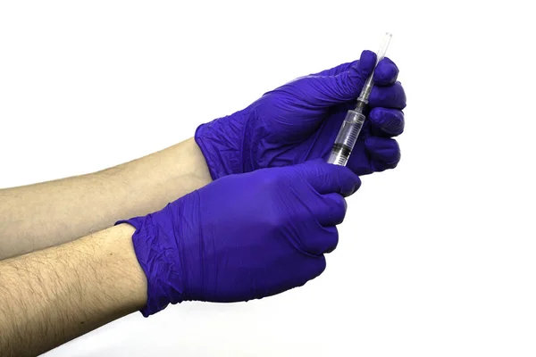 Ruce Modrých Ochranných Lékařských Rukavicích Drží Injekční Stříkačku Bílém Pozadí — Stock fotografie
