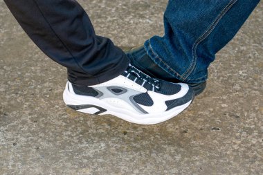 Güvenli salgın konsepti. İki bacak birbirine dokunuyor.