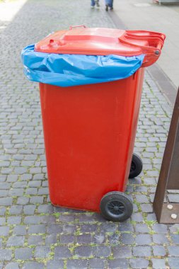 Mavi çöp torbasıyla kırmızı çöp kutusu