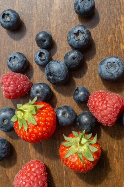 Fresas Frambuesas Arándanos Yacen Sobre Una Mesa Madera — Foto de Stock