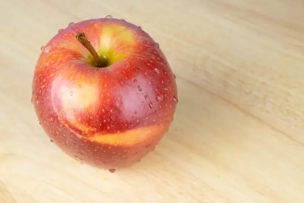 Tahta Bir Masada Taze Kırmızı Bir Elma — Stok fotoğraf
