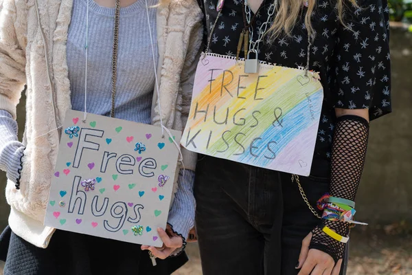 Νεαρές Γυναίκες Ένα Σημάδι Για Δωρεάν Αγκαλιές Και Φιλιά — Φωτογραφία Αρχείου