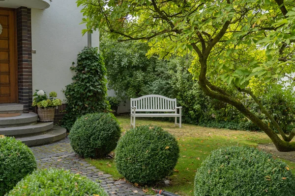 Ön bahçedeki beyaz ahşap bank