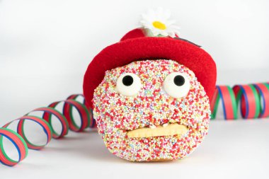 Kırmızı şapkalı, beyaz arkaplanlı komik bir yüz pastası.