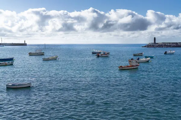 Många Små Fiskebåtar Och Roddbåtar Vattnet — Stockfoto