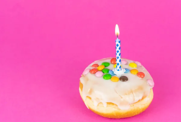 Heerlijke Verjaardagstaart Met Een Brandende Kaars Roze Achtergrond Met Kopieerruimte — Stockfoto