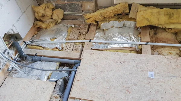 Döşemeleri sökülen eski bir banyonun yıkılması ve yeni bir küvet için boru ve tesisat.