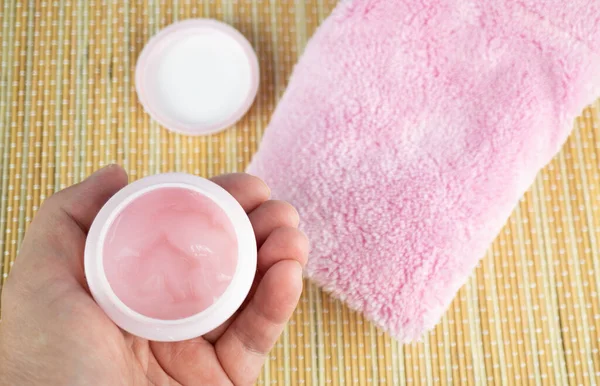 Mulher Segurando Uma Lata Com Creme Rosa Mão — Fotografia de Stock