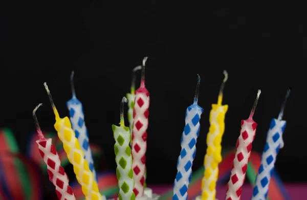 Veel Uitgeblazen Kleurrijke Verjaardagskaarsen Zwarte Achtergrond Met Kopieerruimte — Stockfoto
