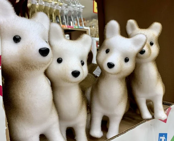Una gran cantidad de juguetes de zorro ártico de pie en la tienda, juguetes de Navidad — Foto de Stock