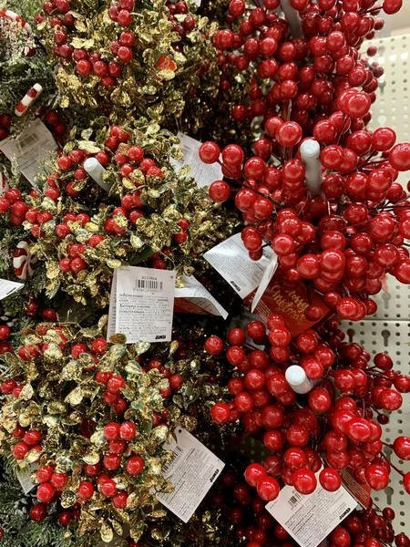 Новорічний прикраса вінка з дикими ягодами, хвойними шишками, ялиновими гілками. фон в магазині — стокове фото