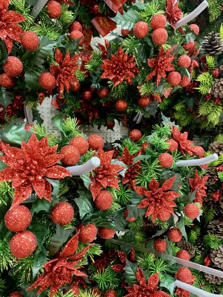圣诞装饰花环与野生浆果，针叶树，云杉树枝。 商店的背景 — 图库照片