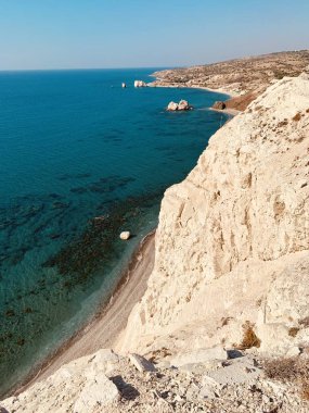 Akdeniz manzarası, kayalar ve mavi gökyüzü. Kıbrıs