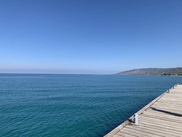 Drewniany pomost nad pięknym Morzem Śródziemnym z błękitnym niebem — Zdjęcie stockowe