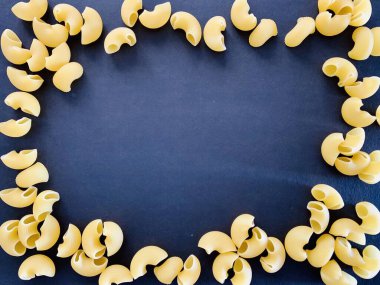 Siyah arkaplan dokusunda çiğ makarna