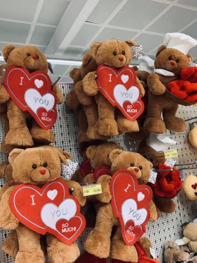 28.01.2020 Kıbrıs Rum Kesimi Paphos AVM 'si. Bir sürü oyuncak ayı dükkanında beyaz ve kahverengi kalp taşıyor. Sevimli ayı..