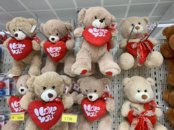 28.01.2020 Chipre Centro comercial Paphos Muchos osos de peluche blancos y marrones con corazones en la tienda. Bonito oso . — Foto de Stock