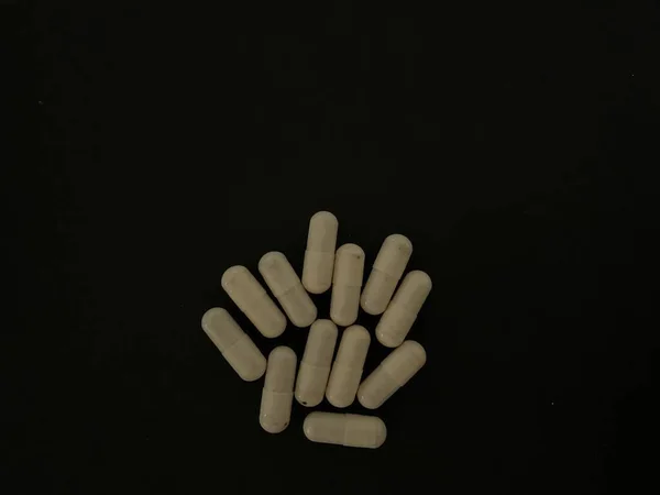 Таблетки і таблетки на темному фоні — стокове фото