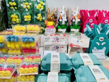 27.02.2020 Kıbrıs Rum Kesimi Paphos Kaplanı Paskalya Marketi Marketi. Farklı ürünlerle dolu renkli bir süpermarkette. Müşterilerin bakış açısından bakıldığında oyuncak tavşanlar.