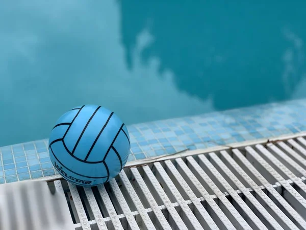 Jouet gonflable de ballon de sport bleu près de la piscine de l'hôtel — Photo