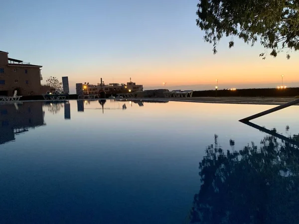 Schöner Sonnenuntergang Der Nähe Der Wohnung Baumreflexion Schwimmbad Abend — Stockfoto