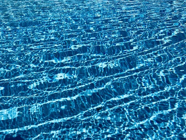 Krásná Čistá Bazénová Voda Odrážející Slunci — Stock fotografie