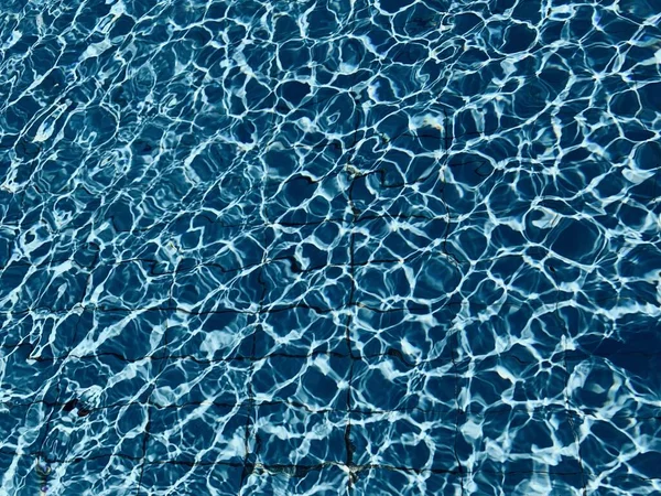 Krásná Čistá Bazénová Voda Odrážející Slunci — Stock fotografie