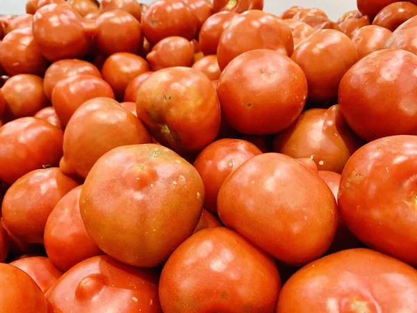 Fondo de tomates de color rojo brillante en el mercado — Foto de Stock