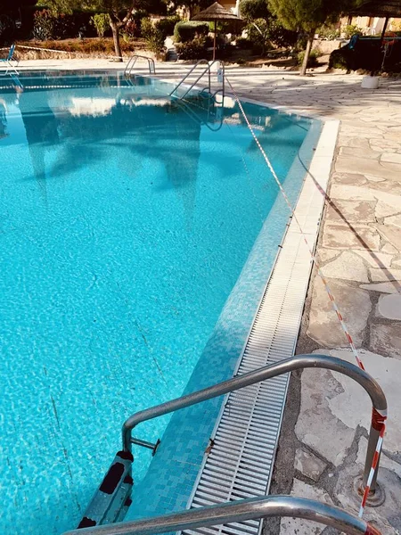 Yüzme Havuzu Karantina Süresince Kapalı Virüs Koruması Kıbrıs Yazı — Stok fotoğraf