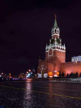 Kremlin Spaakiy tower siyah gece gökyüzünde