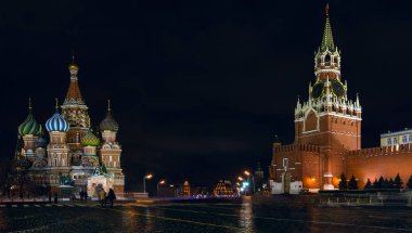 Kremlin Spaakiy Kulesi ve Aziz Basil Katedrali
