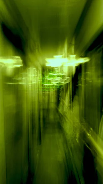Verde oscuro borroso moviéndose dentro de vagón de ferrocarril a través del corredor — Foto de Stock