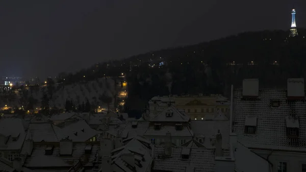 Zimní noční výhled Petrin z dálky — Stock fotografie