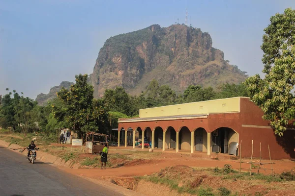 Mbale, Uganda - 2 Şubat 2016: Kenya sınırı yakınlarındaki Ugandalı sınır kasabası Mbale 'de günlük yaşam. Elgon Dağı manzarası, Doğu Afrika.