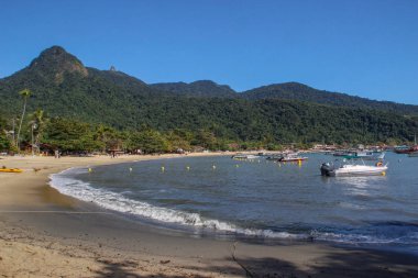 Ilha Grande adasındaki Brezilya plajının manzarası. Güney Amerika 'daki Atlantik Okyanusu' nun cennetinde balıkçı tekneleri ve insanlar..