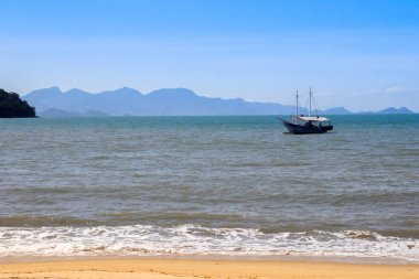 Ilha Grande adasındaki Brezilya plajının manzarası. Güney Amerika 'daki Atlantik Okyanusu' nun cennetinde balıkçı tekneleri ve insanlar..