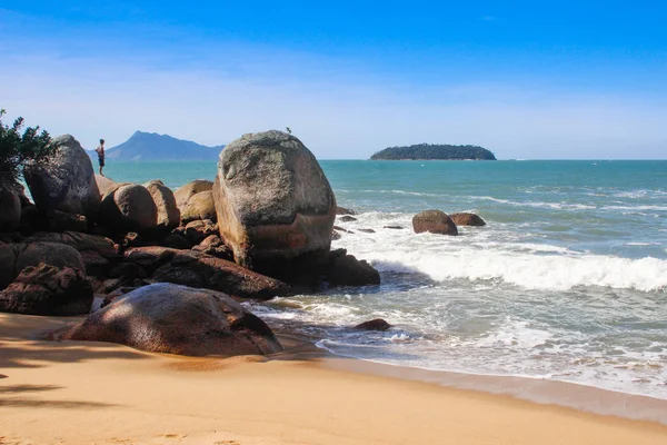 Impresionantemente Hermosa Playa Con Agua Turquesa Piedras Rocas Hombre Está —  Fotos de Stock