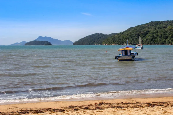 Landskap Med Stranden Brasilien Ilha Grande Fiskebåtar Och Människor Ett — Stockfoto