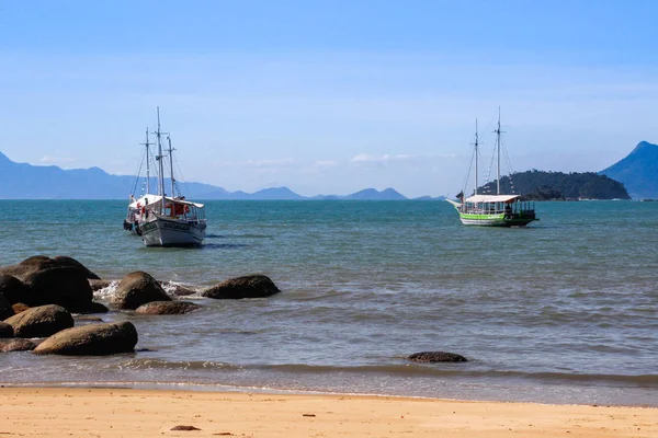 Paisaje Con Playa Brasil Isla Ilha Grande Barcos Pesca Personas —  Fotos de Stock