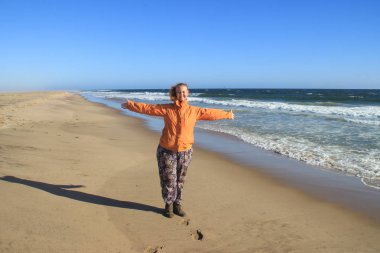 Afrika, Namibya 'da Atlantik Okyanusu kıyısında genç beyaz saçlı gezgin kız..