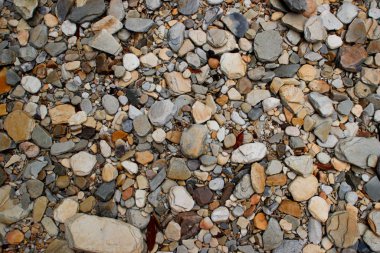 Nehir mermerinden küçük, rastgele dağılmış çakıl taşları ile arka plan.