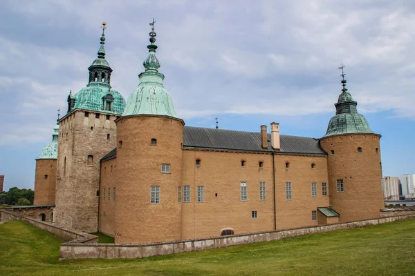 街の主な魅力は 観光客と中世の石カルマル要塞です スウェーデンの小さな国の州で スウェーデンで最も保存状態の良いルネサンス様式の城の一つ — ストック写真