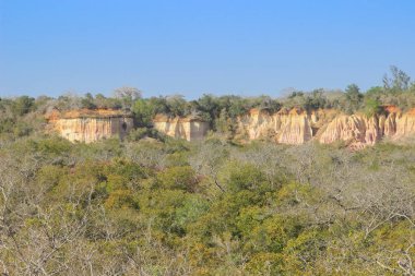 Kenya 'daki en ünlü cazibe Hell' s Kitchen geçididir - Marafa, Malindi yakınlarında renkli kumlu taşlar ve kayalar. Doğu Afrika 'da kum kayalıkları erozyonu.