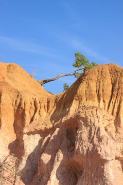 Kenya 'daki en ünlü cazibe Hell' s Kitchen geçididir - Marafa, Malindi yakınlarında renkli kumlu taşlar ve kayalar. Doğu Afrika 'da kum kayalıkları erozyonu.