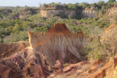 Kenya 'daki en ünlü cazibe Hell' s Kitchen geçididir - Marafa, Malindi yakınlarında renkli kumlu taşlar ve kayalar. Doğu Afrika 'da kum kayalıkları erozyonu.