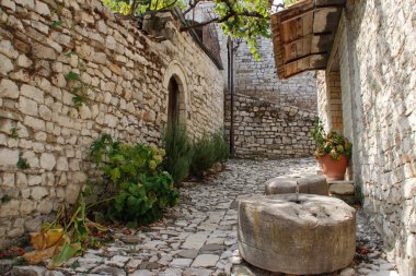 Arnavutluk 'un ünlü Berat kentinin ortaçağ sokağında taş döşenmiş.