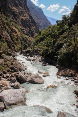 Nepal 'deki Himalaya dağlarının muhteşem manzarası. Dünyanın en yüksek yaya geçidi. Torong La, Annapurna 'nın etrafında bir yürüyüş çemberinde. Temiz içme suyu olan fırtınalı dağ nehri.